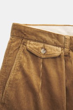 Nahaufnahme der oberen Bundpartie der Polo Ralph Lauren Cordhose 'Whitman' camel mit Bundfalten, Reißverschluss, Bundknöpfen und Uhrentasche, Cord aus Baumwolle.