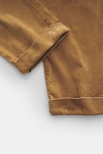 Detailaufnahme der Polo Ralph Lauren Cordhose 'Whitman' camel, Fokus auf den fixierten Saumaufschlag und weichen Baumwoll-Cordstoff.