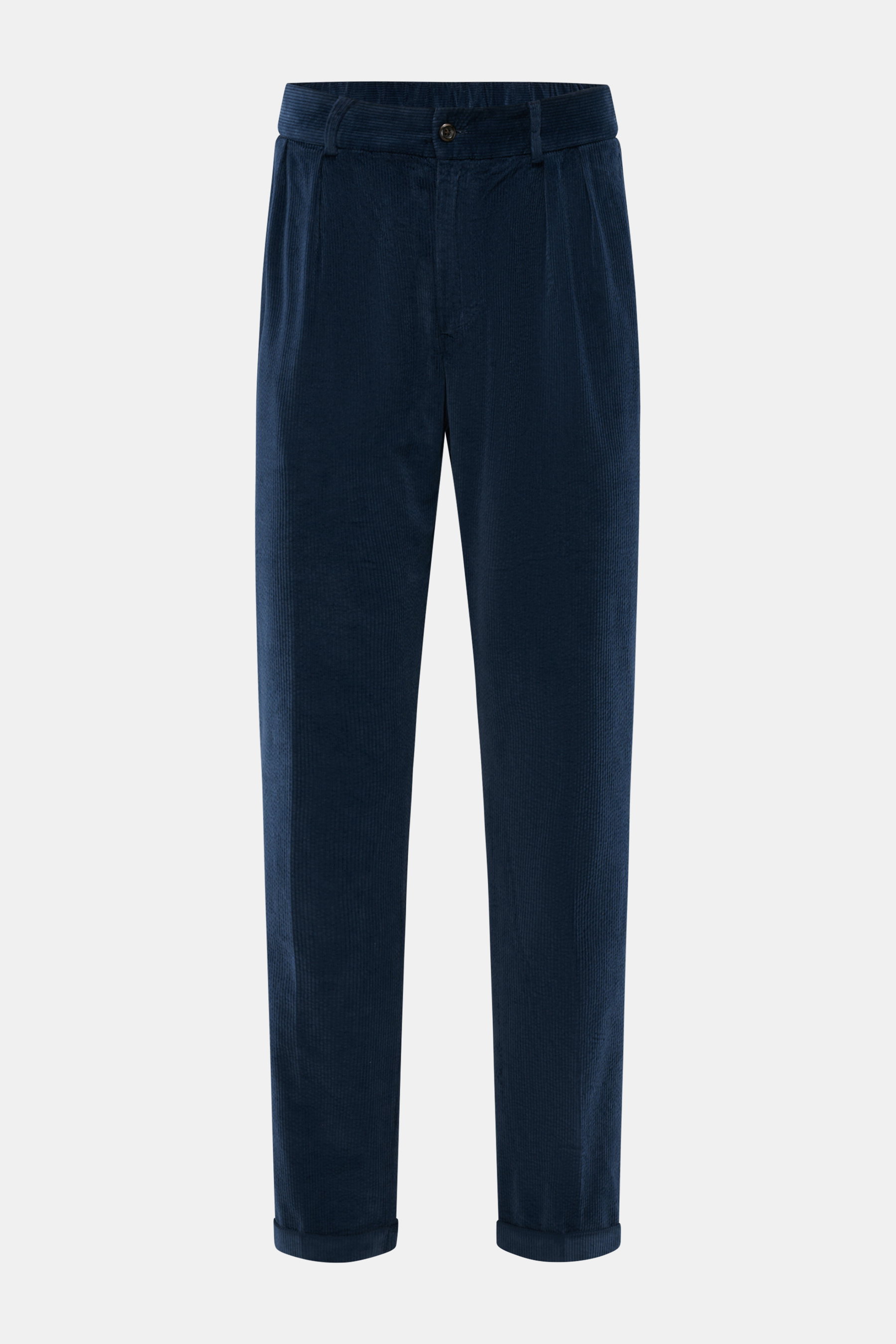 Cordhose dunkelgrün von 04651/ A trip in a bag, frontale Nahaufnahme, Slim Fit, Baumwoll-Cord mit Seersucker-Innenseite, Bundknopf, Reißverschluss, französische Taschen, leicht zulaufend, knöchellang, Saumaufschlag.