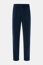 Cordhose dunkelgrün von 04651/ A trip in a bag, frontale Nahaufnahme, Slim Fit, Baumwoll-Cord mit Seersucker-Innenseite, Bundknopf, Reißverschluss, französische Taschen, leicht zulaufend, knöchellang, Saumaufschlag.