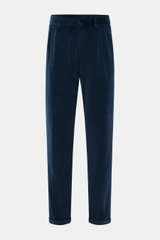 Cordhose dunkelgrün von 04651/ A trip in a bag, frontale Nahaufnahme, Slim Fit, Baumwoll-Cord mit Seersucker-Innenseite, Bundknopf, Reißverschluss, französische Taschen, leicht zulaufend, knöchellang, Saumaufschlag.
