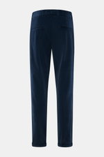 04651/ A trip in a bag Cordhose dunkelgrün, knöchellang, Slim Fit, aus Baumwoll-Cord mit Seersucker-Rückseite, Rückansicht mit Leistentaschen, Saumaufschlag.