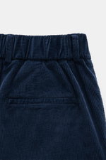 Dunkelgrüne 04651/ A trip in a bag Cordhose aus softem Baumwoll-Cord, Slim Fit, mit Bund und Leistentaschen, Nahaufnahme von oben.