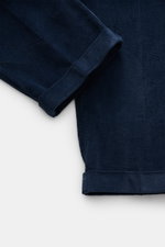 Dunkelgrüne 04651/ A trip in a bag Cordhose, Detailaufnahme von Saum und Bein, weicher Baumwoll-Cord mit fixiertem Saumaufschlag, Slim Fit.