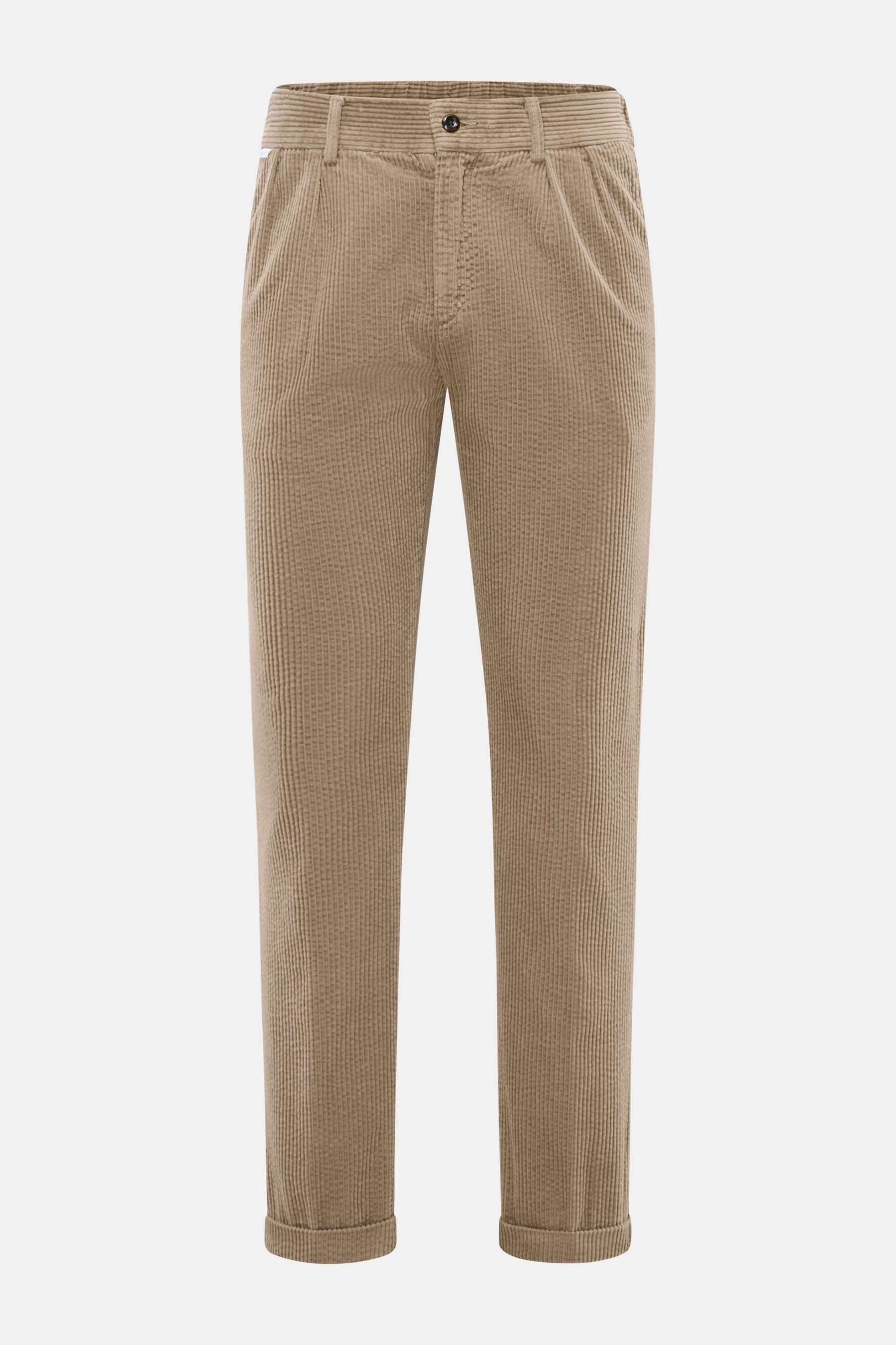Frontansicht der taupefarbenen 04651/ A trip in a bag Cordhose mit breitem Baumwoll-Cord, weichem Griff, Regular Fit, schmal zulaufend, Reißverschluss, Bundknopf, teielastischem Bund, Taschen und fixiertem Saumaufschlag.