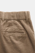 Close-up of the waistband and back pocket of 04651/ A trip in a bag Corduroy pants taupe, soft wide cotton corduroy with seersucker inside.