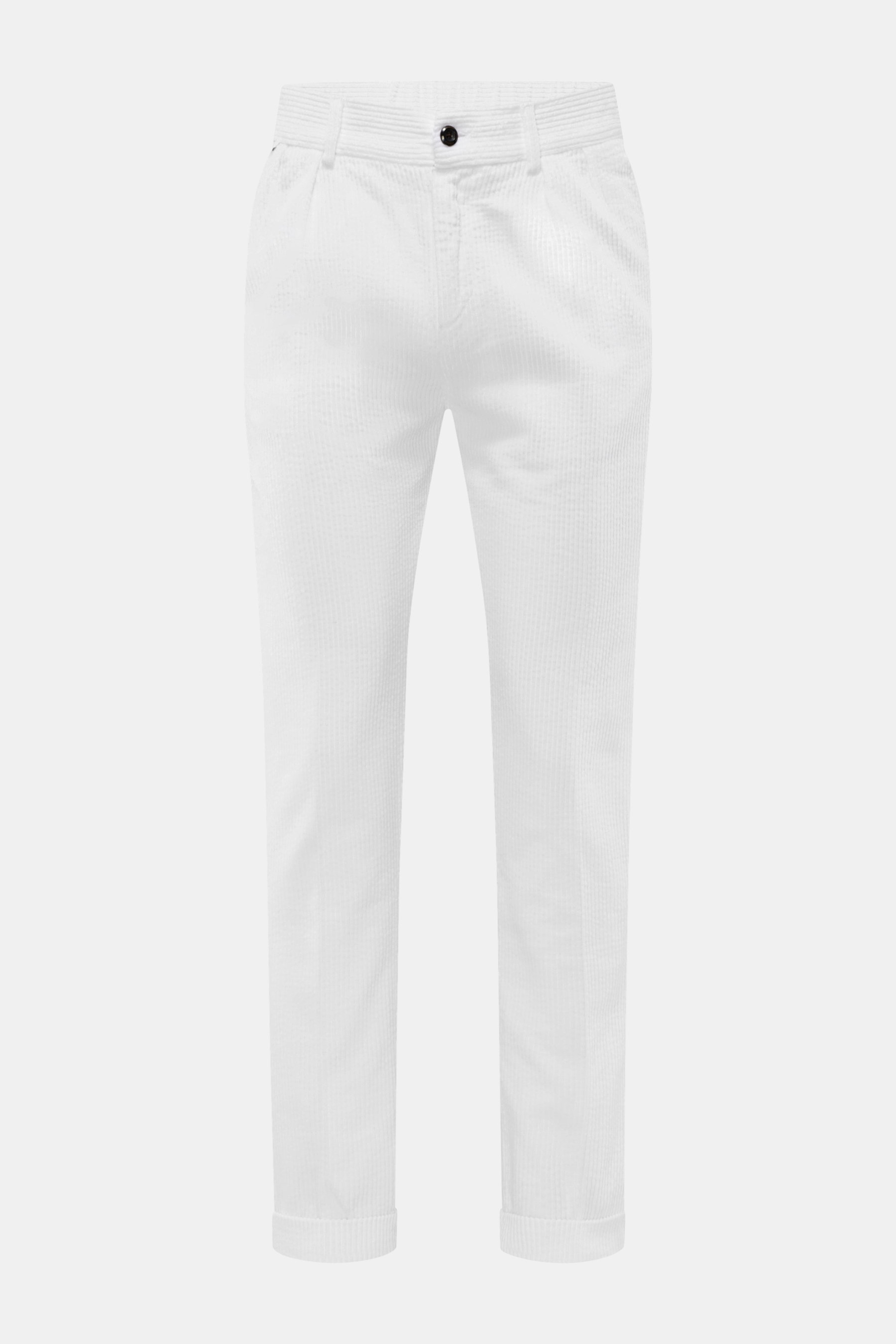 Frontansicht der weißen 04651/ A trip in a bag Cordhose aus breitem Baumwoll-Cord mit Seersucker-Innenseite, Regular Fit, schmal zulaufend, Bundknopf, Reißverschluss und Taschen.