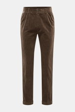 Frontansicht der 04651/ A trip in a bag Cordhose dunkelbraun aus breitem Baumwoll-Cord mit Seersucker-Innenseite, Regular Fit, schmal zulaufend, Bundknopf, Taschen.