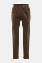 Frontansicht der 04651/ A trip in a bag Cordhose dunkelbraun aus breitem Baumwoll-Cord mit Seersucker-Innenseite, Regular Fit, schmal zulaufend, Bundknopf, Taschen.