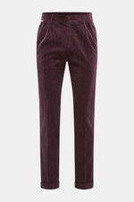 Frontansicht der 04651/ A trip in a bag Cordhose bordeaux aus softem Baumwoll-Cord mit Seersucker-Innenseite, schmal zulaufend, Bundknopf, Reißverschluss, Taschen.