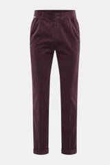 Frontansicht der 04651/ A trip in a bag Cordhose bordeaux aus softem Baumwoll-Cord mit Seersucker-Innenseite, schmal zulaufend, Bundknopf, Reißverschluss, Taschen.
