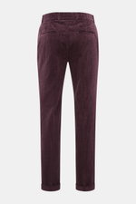 Rückansicht der schmal zulaufenden 04651/ A trip in a bag Cordhose bordeaux aus softem Baumwoll-Cord mit Seersucker-Innenseite.