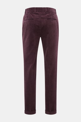 Rückansicht der schmal zulaufenden 04651/ A trip in a bag Cordhose bordeaux aus softem Baumwoll-Cord mit Seersucker-Innenseite.