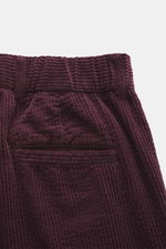 04651/ A trip in a bag Cordhose bordeaux, Detailaufnahme von Bund und Tasche aus weichem Baumwoll-Cord mit Seersucker-Innenseite, schmal zulaufend, Regular Fit, mit Reißverschluss, Bundknopf, teilelastischem Bund, doppelter Bundfalte, Leistentaschen hinte