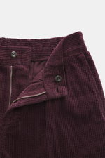 04651/ A trip in a bag Cordhose bordeaux, Detailaufnahme von Bund und Reißverschluss, breiter Baumwoll-Cord mit Seersucker-Innenseite, schmal zulaufend, Regular Fit.