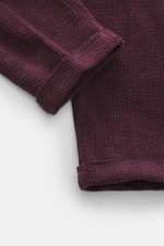 Nahaufnahme der 04651/ A trip in a bag Cordhose bordeaux, schmal zulaufend, weicher Baumwoll-Cord mit Seersucker-Innenseite, fixierter Saumaufschlag.