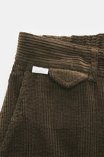 Nahaufnahme der Taille und Taschen der 04651/ A trip in a bag Cordhose dunkelbraun aus weichem Baumwoll-Cord mit Seersucker-Innenseite.