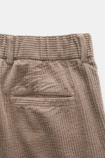 Close-up view of the waistband and pockets of 04651/ A trip in a bag Cord Cargo Pants Sand, made of pure cotton corduroy with soft feel, tapered fit, regular thigh width, ankle-length, very slim tapering, zipper and waistband button, partially elastic wai