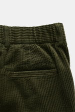 Close-up view from above of the elastic waistband and back pocket of 04651/ A trip in a bag Cord Cargo-Jogpants grün in soft, lightly stretchy cotton corduroy.

Description: Modernes Design, höchster Tragekomfort: der Hybrid aus Cargohose und cooler Jog