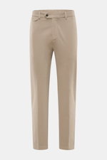 Frontansicht der taupefarbenen 04651/ A trip in a bag Baumwollhose 'Flex' mit schmal zulaufendem Tapered Fit, teilelastischem Bund und französischen Taschen.