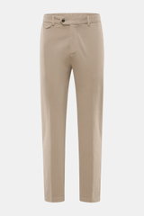 Frontansicht der taupefarbenen 04651/ A trip in a bag Baumwollhose 'Flex' mit schmal zulaufendem Tapered Fit, teilelastischem Bund und französischen Taschen.