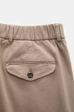 Nahaufnahme der Rückseite mit geknöpfter Gesäßtasche und teilelastischem Bund der taupefarbenen 04651/ A trip in a bag Baumwollhose 'Flex'.