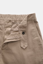 04651/ A trip in a bag Baumwollhose 'Flex' taupe, Nahaufnahme von Bund, Reißverschluss, Knopf, teilelastischer Bund, Twill, schmal zulaufend, Tapered Fit.