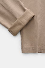04651/ A trip in a bag Baumwollhose 'Flex' taupe in schmal zulaufender Passform, Detailaufnahme des unteren Hosenbeins aus Baumwoll-Twill.