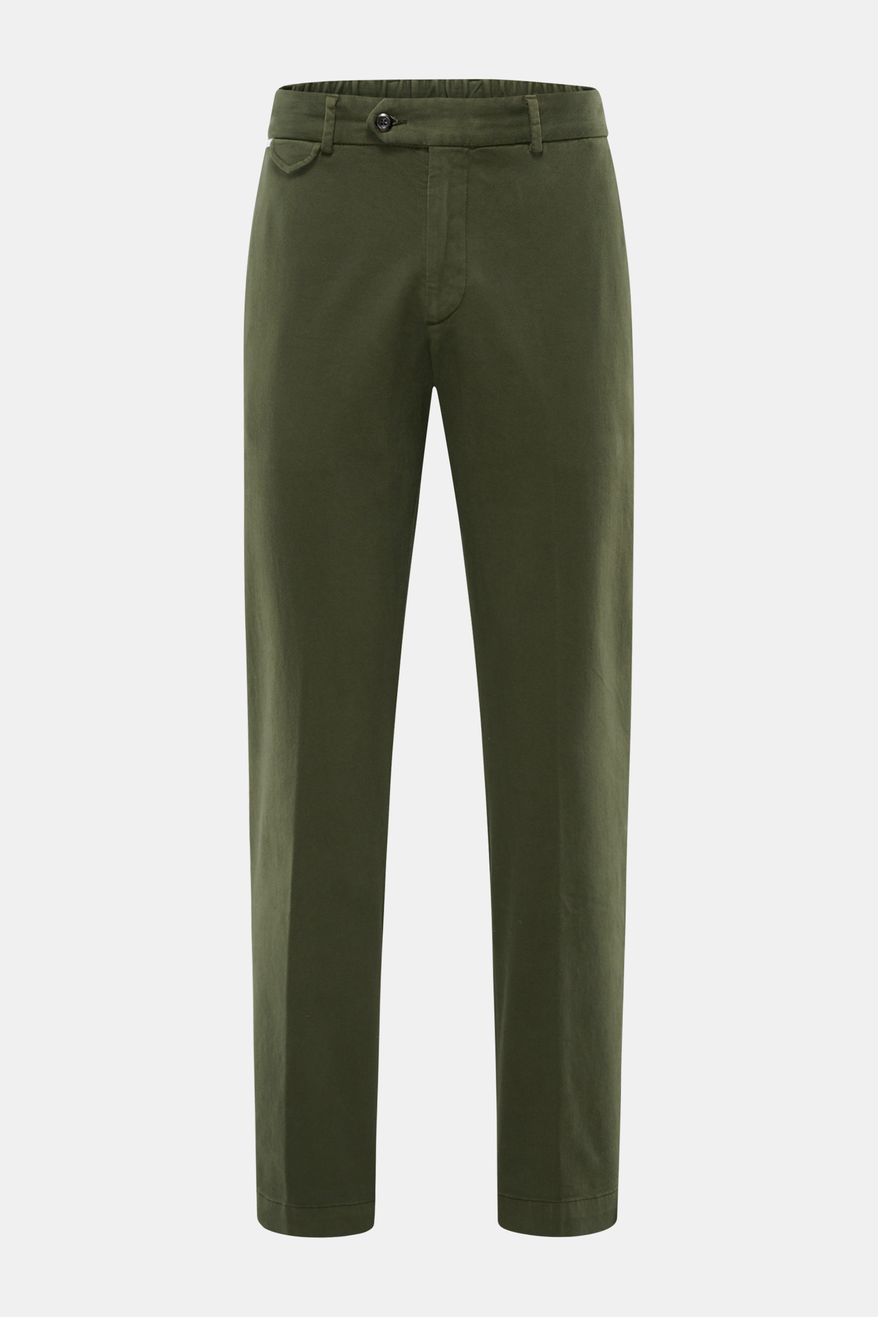 Frontale Nahaufnahme der dunkelgrünen 04651/ A trip in a bag Baumwollhose 'Flex' mit schmal zulaufendem Tapered Fit, teil-elastischem Bund, Knopf und Reißverschluss.