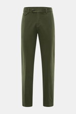 Frontale Nahaufnahme der dunkelgrünen 04651/ A trip in a bag Baumwollhose 'Flex' mit schmal zulaufendem Tapered Fit, teil-elastischem Bund, Knopf und Reißverschluss.
