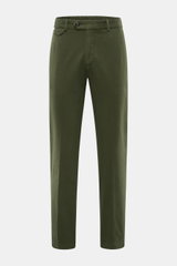 Frontale Nahaufnahme der dunkelgrünen 04651/ A trip in a bag Baumwollhose 'Flex' mit schmal zulaufendem Tapered Fit, teil-elastischem Bund, Knopf und Reißverschluss.