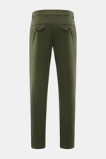 Rückansicht der dunkelgrünen 04651/ A trip in a bag Baumwollhose 'Flex' mit schmal zulaufendem Tapered Fit, teil-elastischem Bund und geknöpften Gesäßtaschen.