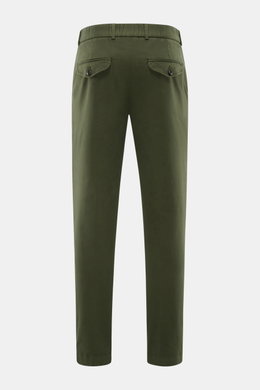 Rückansicht der dunkelgrünen 04651/ A trip in a bag Baumwollhose 'Flex' mit schmal zulaufendem Tapered Fit, teil-elastischem Bund und geknöpften Gesäßtaschen.