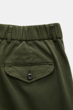 04651/ A trip in a bag Baumwollhose 'Flex' dunkelgrün, Detailaufnahme Rückseite, teilelastischer Bund, geknöpfte Gesäßtasche, Twill aus Baumwolle.