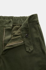04651/ A trip in a bag Baumwollhose 'Flex' dunkelgrün, Nahaufnahme von Bund, Reißverschluss, Knopf und teilelastischem Bund, Twill-Baumwolle, Tapered Fit.