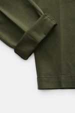 04651/ A trip in a bag Baumwollhose 'Flex' dunkelgrün in Nahaufnahme von unten, zeigt weichen, elastischen Twill mit schmal zulaufendem Bein.