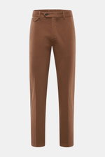 Vorderansicht der braunen 04651/ A trip in a bag Baumwollhose 'Flex' mit schmal zulaufendem, knöchellangem Tapered Fit, elastischem Bund und Reißverschluss.
