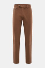 Vorderansicht der braunen 04651/ A trip in a bag Baumwollhose 'Flex' mit schmal zulaufendem, knöchellangem Tapered Fit, elastischem Bund und Reißverschluss.