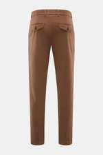 Rückansicht der braunen 04651/ A trip in a bag Baumwollhose 'Flex' mit schmal zulaufendem Tapered Fit, teilelastischem Bund, geknöpften Gesäßtaschen.
