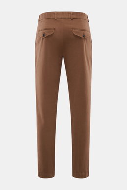 Rückansicht der braunen 04651/ A trip in a bag Baumwollhose 'Flex' mit schmal zulaufendem Tapered Fit, teilelastischem Bund, geknöpften Gesäßtaschen.
