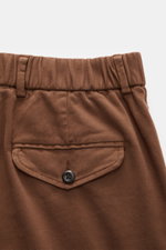 04651/ A trip in a bag Baumwollhose 'Flex' braun, Detailaufnahme von Bund und geknöpfter Gesäßtasche, twill Baumwolle, teilelastischer Bund.