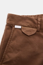 Braunes Detailbild der 04651/ A trip in a bag Baumwollhose 'Flex' mit teilelastischem Bund, französischen Taschen und kleinem Weblabel, schmal zulaufend.