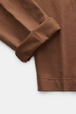 Nahaufnahme der braunen 04651/ A trip in a bag Baumwollhose 'Flex' mit schmal zulaufendem Bein und weichem, elastischem Twill, Ansicht von oben.