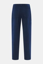 Rückansicht der 04651/ A trip in a bag Cordhose dunkelblau aus weichem reinen Baumwollcord, knöchellang, schmal zulaufend mit aufgesetzten Gesäßtaschen.