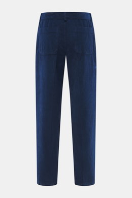 Rückansicht der 04651/ A trip in a bag Cordhose dunkelblau aus weichem reinen Baumwollcord, knöchellang, schmal zulaufend mit aufgesetzten Gesäßtaschen.