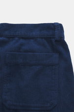04651/ A trip in a bag Cordhose dunkelblau aus Baumwollcord, Detailansicht von hinten, mit aufgesetzter Gesäßtasche und Bundschlaufen.