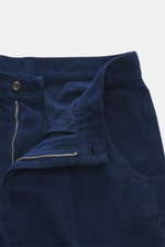 04651/ A trip in a bag Cordhose dunkelblau aus reiner Baumwolle, Detailfoto von Bund, Reißverschluss, Knopf – moderner Tapered Fit mit französischen Taschen.