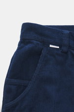 04651/ A trip in a bag Cordhose dunkelblau aus Baumwollcord, Detailaufnahme von Bund, Taschen und Saum, moderner Schnitt, hoher Tragekomfort.