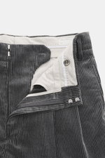 Brunello Cucinelli Cordhose dunkelgrau aus reiner Baumwolle, Cord, doppelte Bundfalte, Reißverschluss, Bundknopf, Detailansicht von oben.