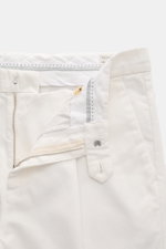 Brunello Cucinelli Chino offwhite shown from front close-up, twill pure cotton, soft touch, regular fit, tapered, zipper, button, pleat, French and welt pockets.